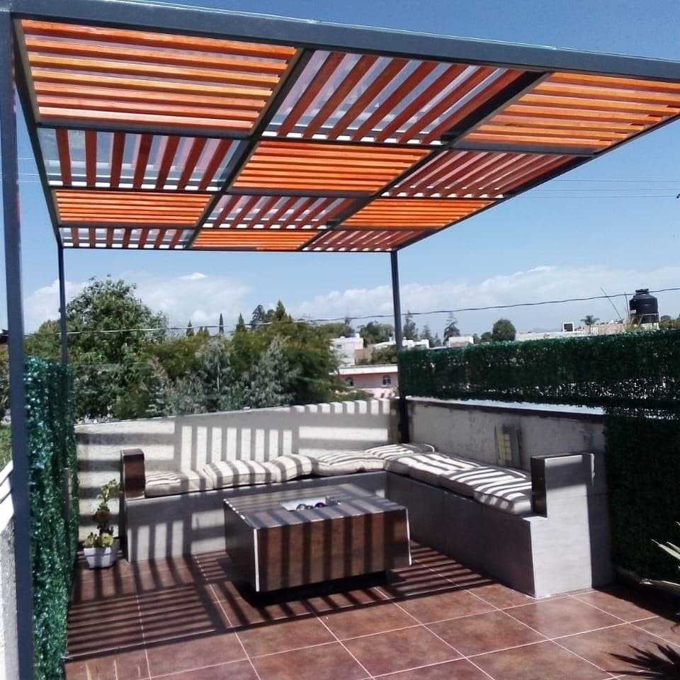 Pérgola moderna con diseño decorativo