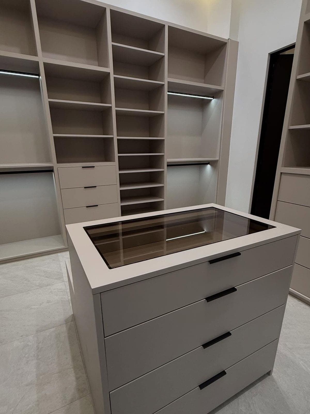 Vestidor con isla central — Closets
